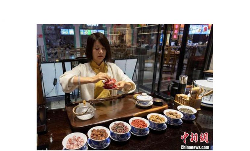 马金花在冲泡八宝茶。
