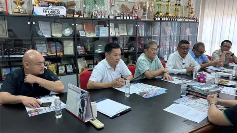 晋汉连省华总会长拿督斯里黄良杰（右三）、文教组主任彭国良（左二）、秘书长林亚德（左三）等人举行新闻发布会时一瞥。左一为文教组副主任林学定。右一为蔡潗松及何晋兴。