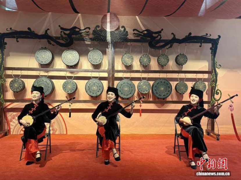 广西民族博物馆举办的2026年&ldquo;文化和自然遗产日&rdquo;主题活动中，天琴展演正在进行。
