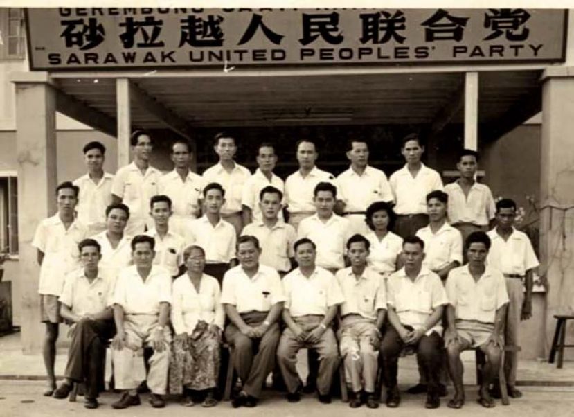 砂人联党古晋支部在1959年成立时的首批执委合照。前排左二起为田绍熙、巴巴拉贝、主席宋天祝、人联党创党主席王其辉、古晋支部首任秘书黄纪作、沈庆鸿等。