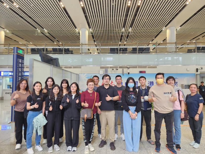 4年全免奖励金的九名学生抵达海口经贸大学报到 ​