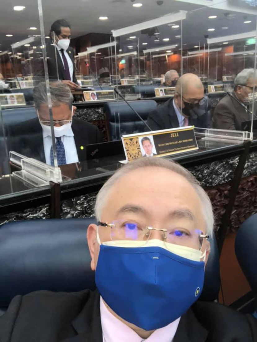 交通部长拿督斯里魏家祥赞扬科学、工艺及革新部长凯里。