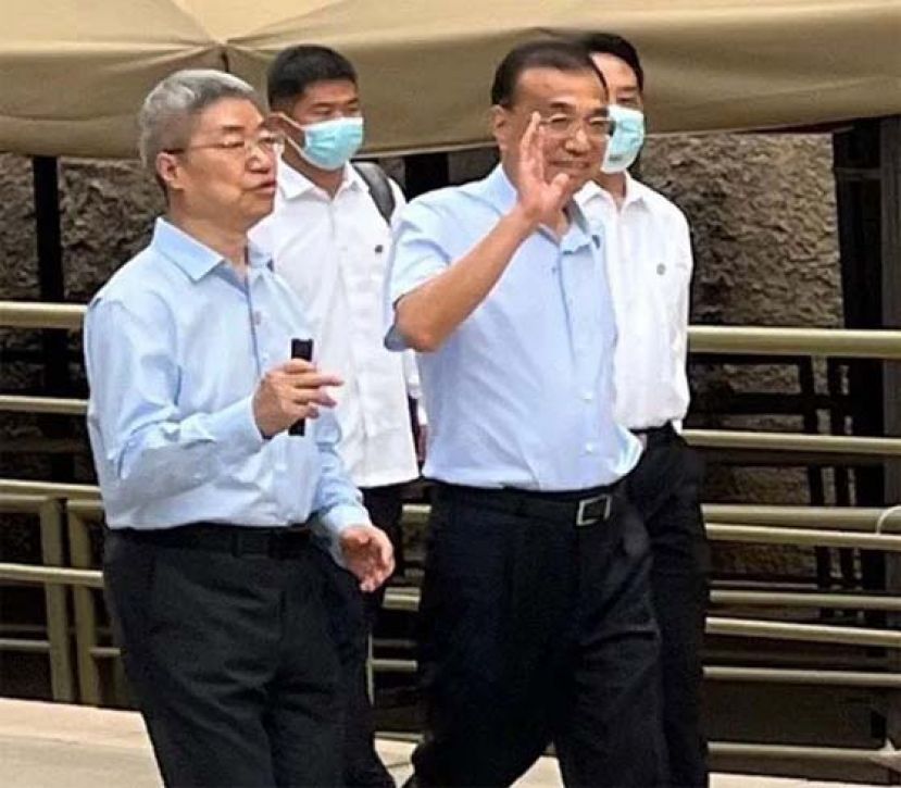 中国前总理李克强（挥手者）卸任后深居简出，8月底被拍到参访敦煌莫高窟。