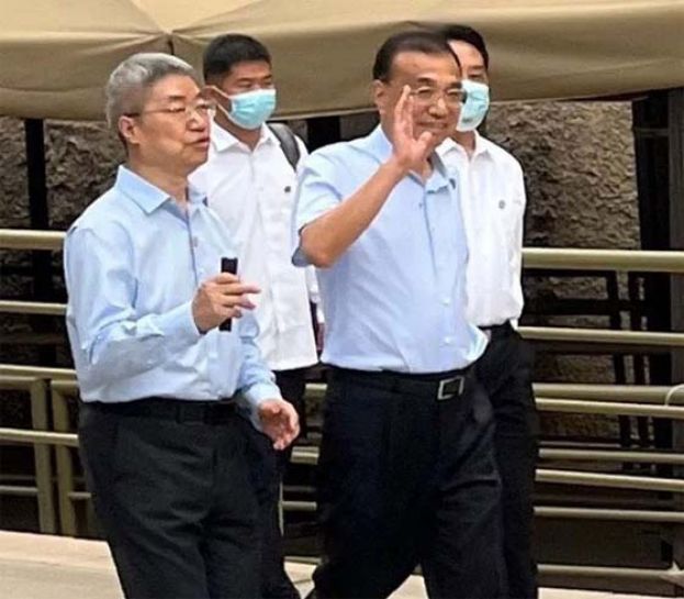 中国前总理李克强（挥手者）卸任后深居简出，8月底被拍到参访敦煌莫高窟。