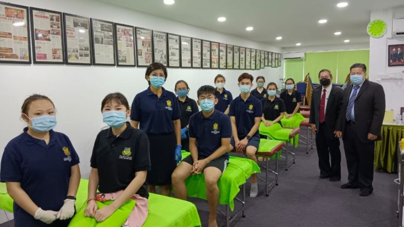 本固鲁蔡雄基（右2）为亚洲中医技职学院举办的第四届针灸专科班考试监考；右1为院长江宗兴。
