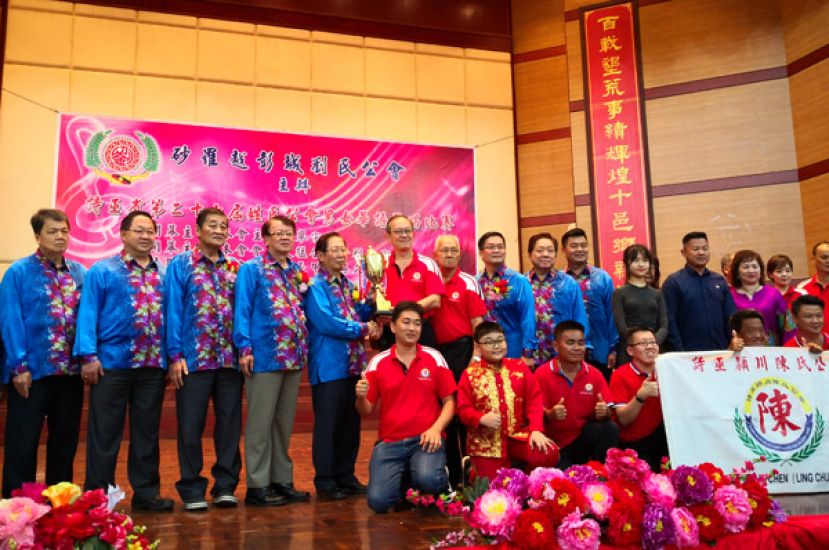 砂拉越彭城刘氏公会会长天猛公拿督刘利民颁发团体总冠军奖及3年制挑战杯给冠军队颍川陈氏公会。