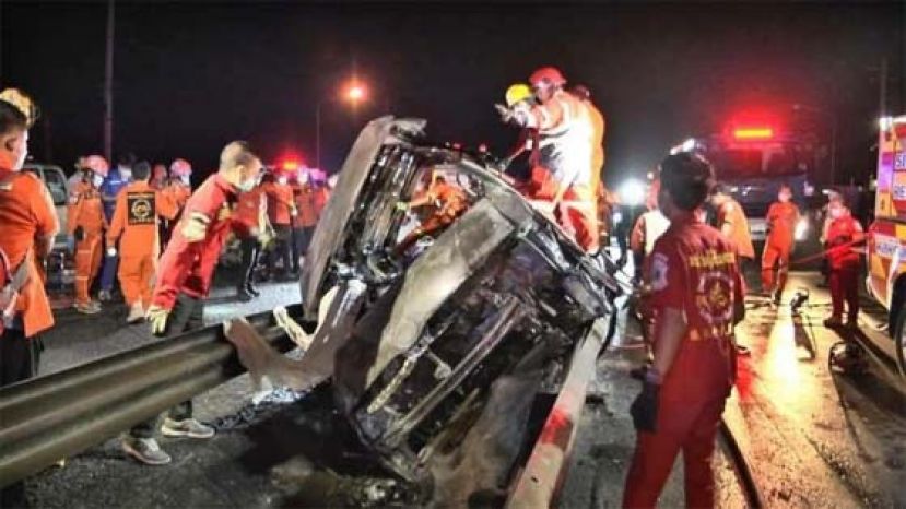 泰客车起火爆炸，烧死11人包括2童。