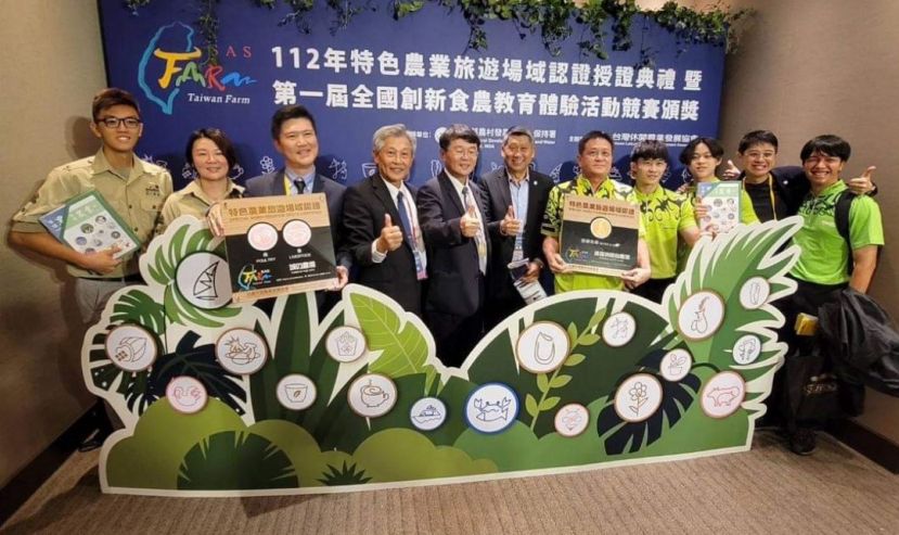 方文祥太平局绅（右5）及拿督方训勇（左3）分别获得台湾&ldquo;2023年特色农业旅游场域认证&rdquo;与台湾主办方负责人合影。