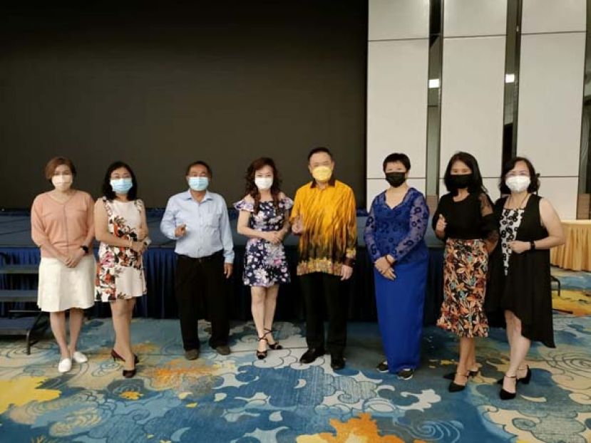 古晋福建公会妇女组公关暨砂拉越金门会馆妇女组主任蔡盈盈（左一）、古晋福建公会妇女组副主任暨砂拉越诏安会馆妇女组主任何逸菁、古  晋福建公会妇女组执行顾问暨副会长蔡勇顺、古晋福建公会妇女组主任暨古晋福州公会妇女组主任刘碧云、古晋福建公会妇女组执行顾问暨副  会长刘金瑞、古晋福建公会妇女组名誉主任暨母会公关甲必丹李碧真、古晋福建公会妇女组体育暨砂拉越金门会馆妇女组秘书洪明珠、古晋福 建公会妇女组财政及古晋兴安会馆妇女组副秘书林瑞花。