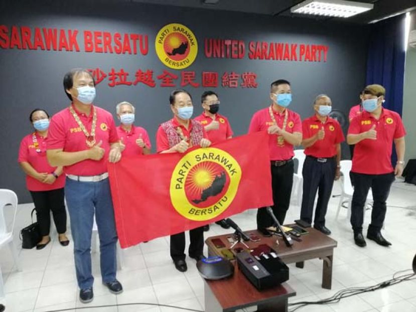 拿督斯里黄顺舸（左二）与巴鲁比安（左）及施志豪（左三）展示砂全民党党旗。