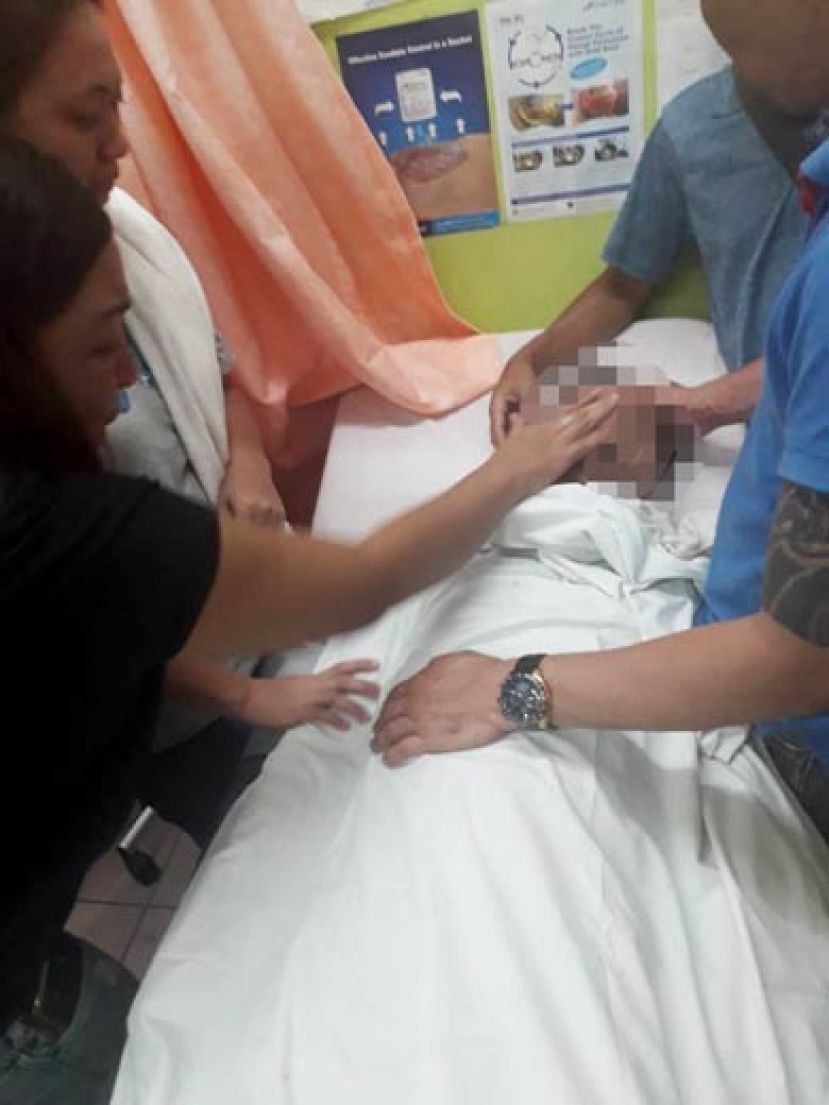 少年遗体送到如楼诊疗所，亲友悲痛不已。时证实死亡