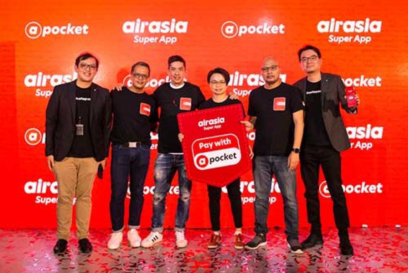 图片说明：（左起）Fass Payment Solutions Sdn Bhd 首席执行官 Chris Leong、airasia Super App 首席金融科技官 Mohamad Hafidz Mohd Fadzil、Capital A 总裁（商业）Colin Currie、airasia Super App 首席执行官 Amanda Woo、airasia Super App 企业支付主管 Mohammad Razak Bin Abd Hamid 和 Soft Space 首席执行官 Joel Tay 在今天的亚航口袋发布会上。