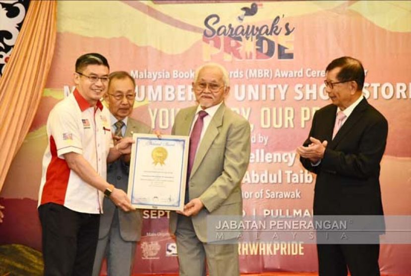 马来西亚纪录大全首席营运员黄枫伟（左一）将&ldquo;马来西亚纪录大全证书&rdquo;移交予砂州元首敦丕显斯里阿都泰益玛目（右二）。