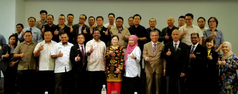 全国职业安全与卫生机构交流会，右7位该机构主席刘强燕，右五起;为社险机构砂州分局局长菲立桑干及全国职业安全与卫生机构砂分局经理诺米嘉。