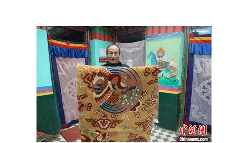 古桑曲吉的父亲展示加工的藏式卡垫。　