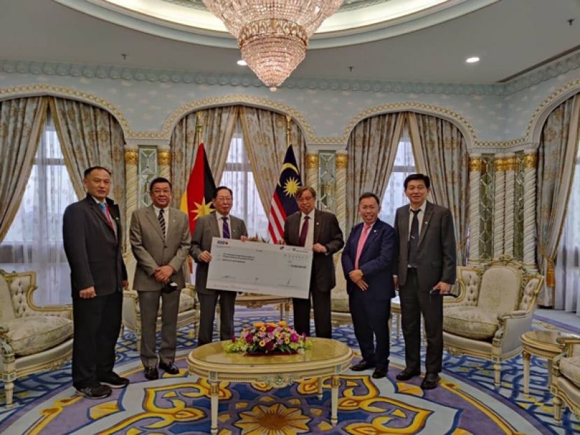 砂总理拿督巴丁宜丹斯里阿邦佐哈里（右三）移交1000万令吉的独中拨款模拟支票给砂华文独中董联会会长拿督天猛公刘利民；右起砂华文独中董联会财政拿督斯里孙忠成及砂副总理拿督斯里沈桂贤，左起砂华文独中董联会副秘书关伟华及署理会长拿督黄良杰。