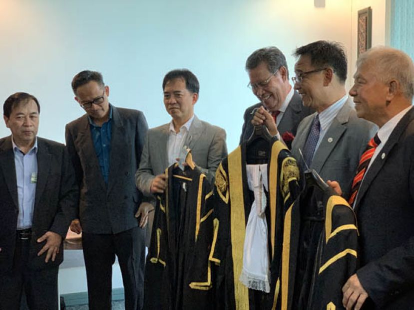 砂旅游、艺术及文化部长拿督阿都卡林（右2）接收联邦法院前法官丹斯里苏隆玛献的法袍给砂拉越博物院。