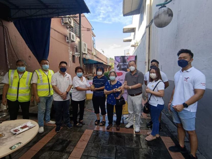 人联党古晋支部在浮罗岸办流动服务及派发月饼礼盒