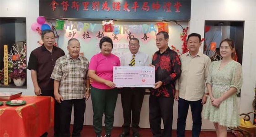 在南市市长拿督黄鸿圣的见证下，古晋爱心书协会创办人兼主席呂晗韻将模拟支票移交予砂云南善堂主席郑文新时摄。左起为该堂副主席刘顺荣，副主席钟名宝，右起为古晋爱心书理事陈奕力以及该堂财政甲必丹刘天金。