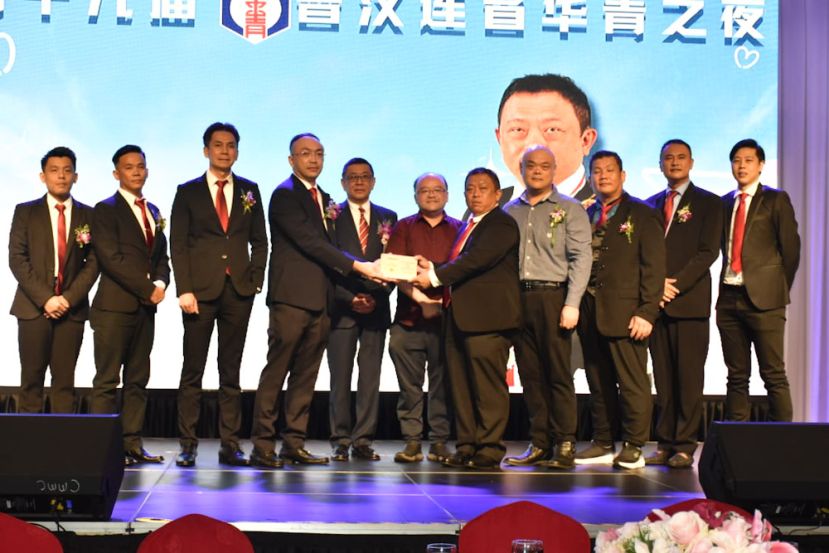 华青之夜筹委会主席郑国栋市议员（左四）颁发感谢状予晋汉连省华总青年团团长甲必丹陈德明（右五）。