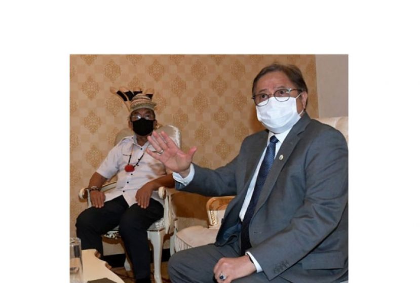 砂首席部长拿督巴丁宜阿邦佐哈里(右)向媒体发表谈话神情。