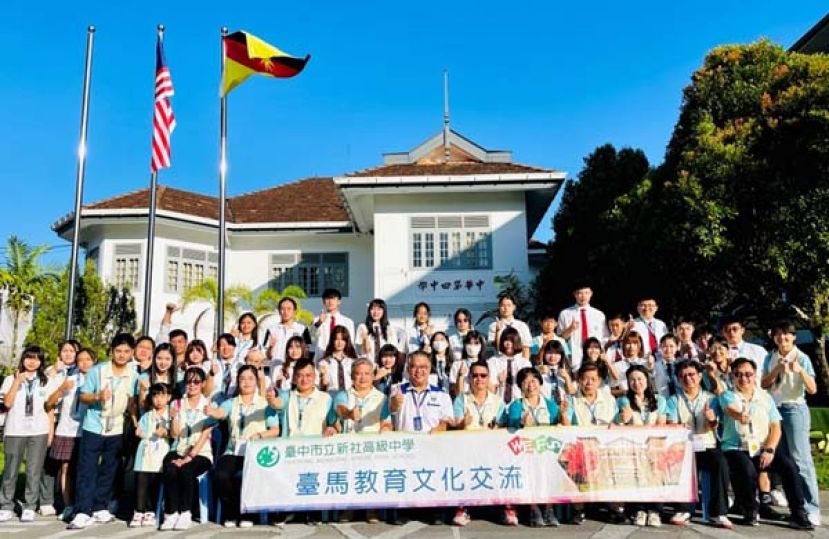 古晋四中校长及行政主任与姐妹校台中新社高中全体师生在行政楼（历史古楼）前合影留念。