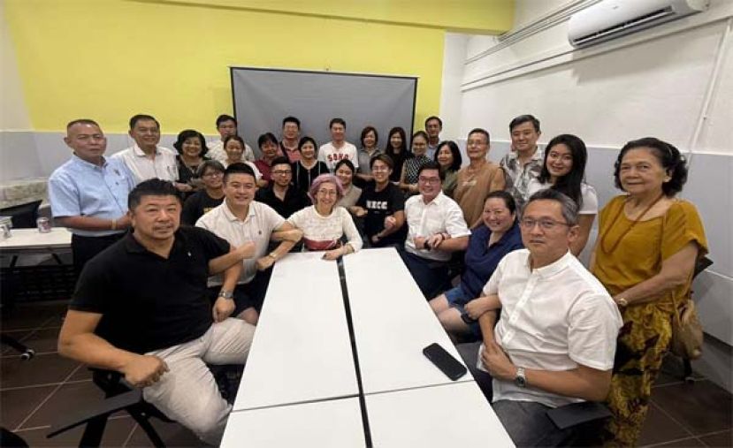 )砂人联党古晋支部主席拿督杨莉(坐着左三)、支部青年团团长黄笃荣（右三）以及福利秘书甲必丹房于琪（右一）和团队们合影。