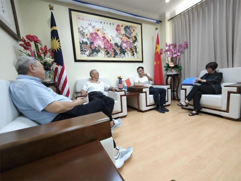 古晋中华文化艺术促进协会会长陈华敏（左二）与中国驻古晋总领事邢伟平（右二）讨论&ldquo;新时代、新理念&rdquo;的座谈会的活动细节。左为古晋中华文化艺术促进协会副会长许庆喜硕士，右为中国驻古晋副总领事宋长虹。