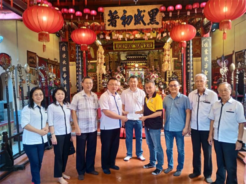 九月初九移交捐款:&nbsp;在古晋潮州公会会长周文盛（中）和第一副会长陈家福（右三）的见证下，上帝庙保管委员会主任李顺隆（右四）移交捐款支票，由古晋中华小学校董会会长拿督蔡文铎律师（左四）接取。左一起是古晋中华小学校董会何逸菁校董、罗绍凤副财政及张光福副主席。右一及二分别是校董会黄云华副主席和林光钟代秘书长。