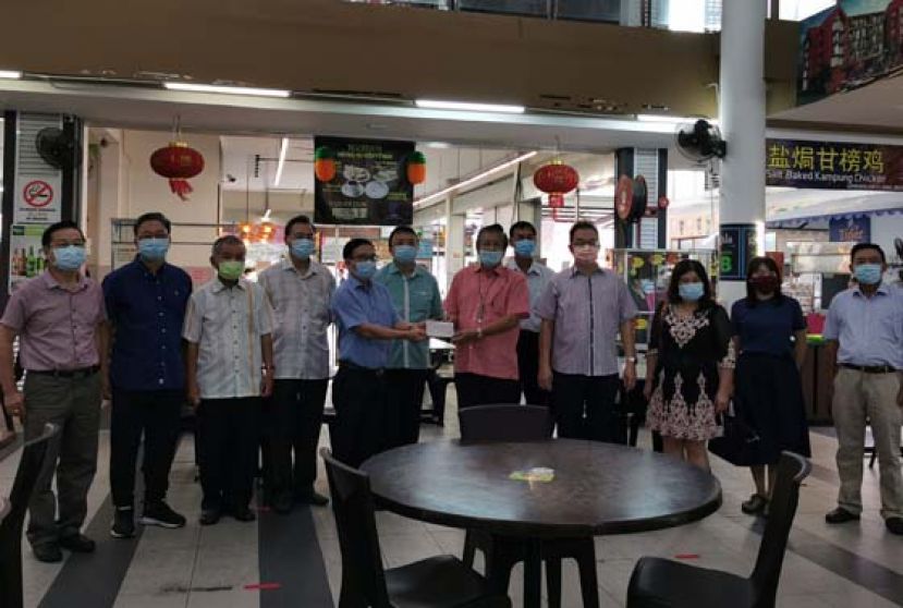 古晋海南公会主席符气安（左5）移交捐款予古晋中华小学校董会主席拿督王长福（右6），左起为古晋海南公会副秘书周天龙、秘书陈贻贤、财政陈挺辉、二小扩建工程筹建会主席兼古晋海南公会第一副主席张光福、古晋中华小学校董会署理主席蔡文铎、二小监学唐才茗、校董会秘书长田松茂、二小校长张丽萍、校董会副财政罗绍凤及六小副主席蓝里安。