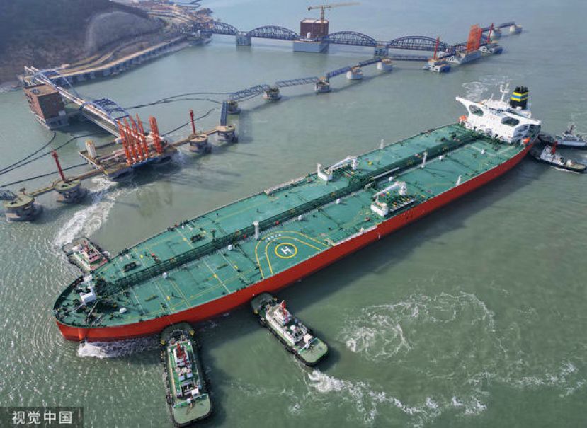 一艘超大型油轮停靠在山东烟台港。