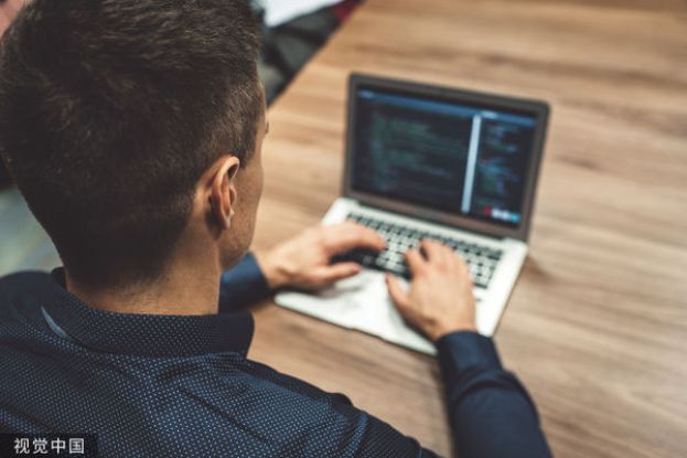 坐在电脑前太久可能导致勃起功能障碍风险增加。