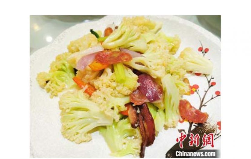 广式腊味炒菜花，寓意&ldquo;富贵又荣华&rdquo;。