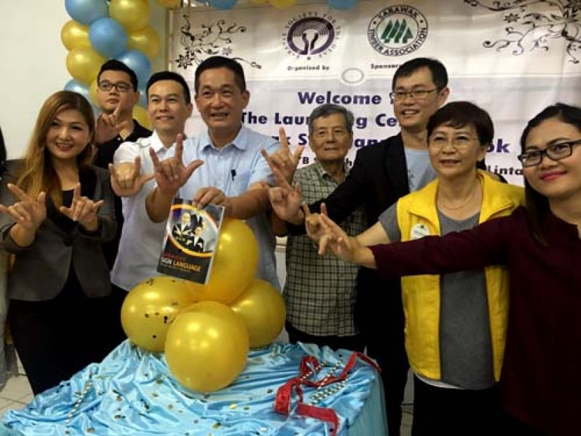 「2019年砂拉越手语」书籍推介礼，前排左起为;砂聋哑协会主席郭月萍、砂木材公会财务与行政高级经理杨宗华、巴都林当区州议员施志豪、砂聋哑协会创办人朱梅仁及砂聋哑体育协会会长黄传聚等人。