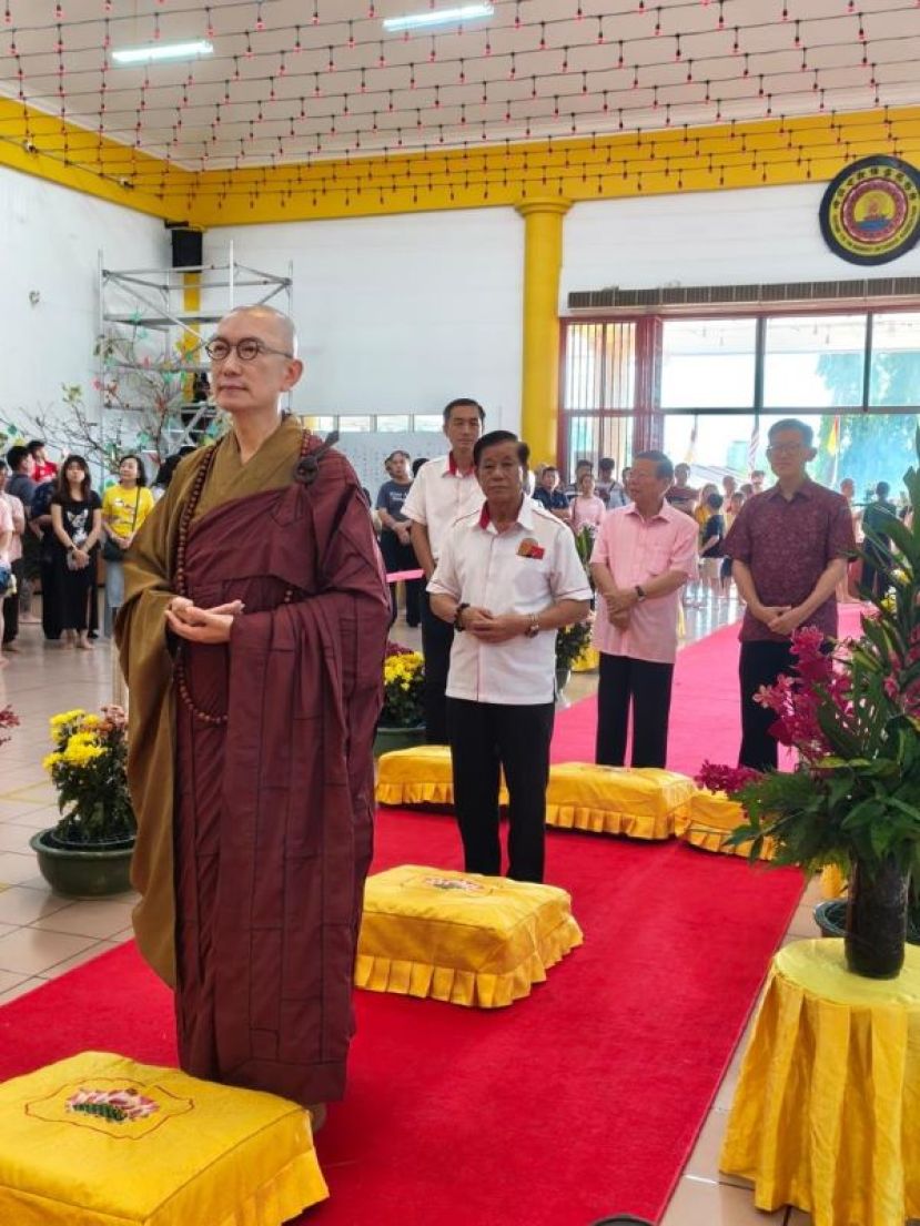在来自台湾的明海法师引领下，大会进行了简单而庄严的太子圣像安奉于浴佛盆仪式，为庆典揭开序幕。