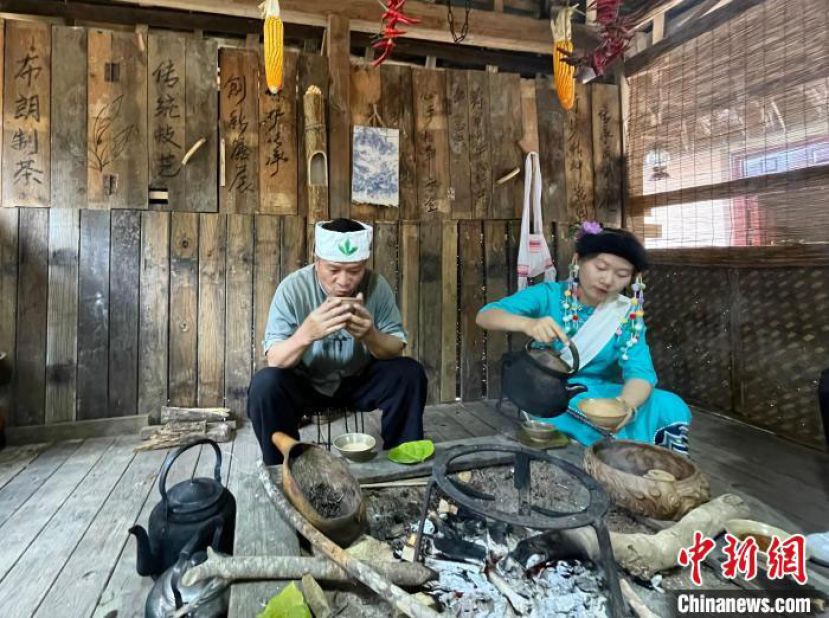 景迈山布朗族在火塘边喝烤茶。
