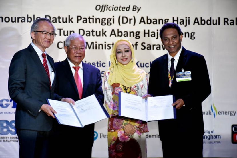 砂教育、科学与工艺研究部部长拿督斯里麦哥玛因（左二）及霹雳州大公主拉惹纳扎多丝玛（右二）见证SASBADI HOLDINGS BERHAD 董事经理刘庆辉（左一）签署合作备忘录。