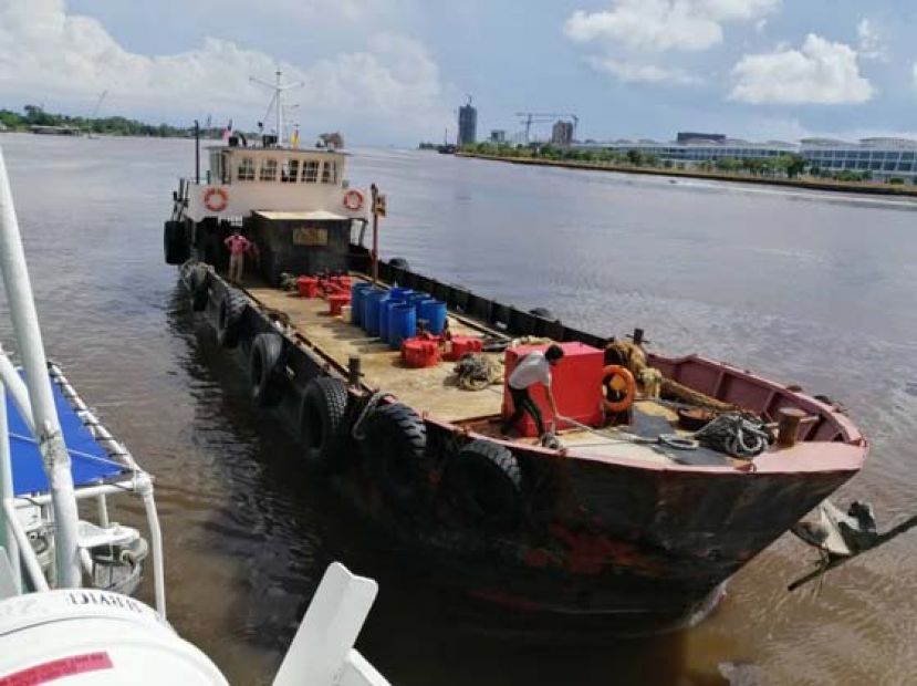 涉嫌非法囤存柴油的货船被扣。