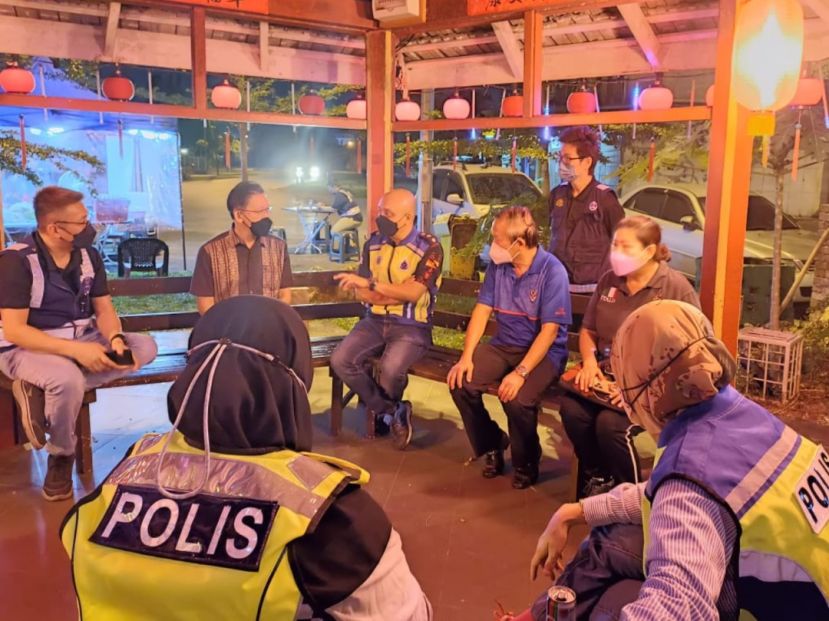 盐材港夜间巡逻队王永仁（左起）、薛华东与砂督警局局长威生交流；右起为甲必丹何月明、本固鲁严安干等人。