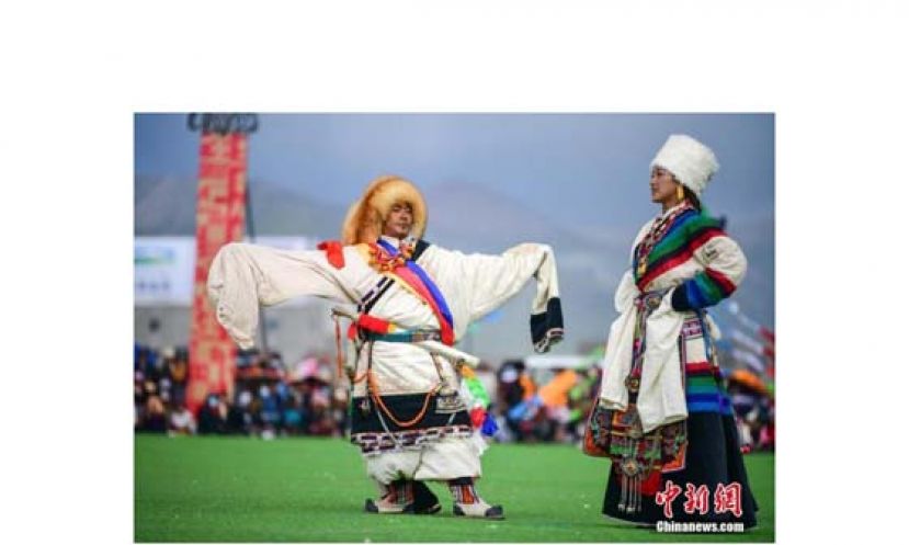 西藏自治区拉萨市当雄县赛马节上的藏族传统服饰表演。