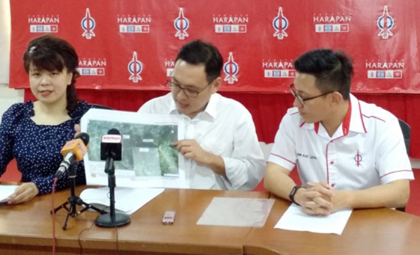 张健仁展示道路蓝图时摄。左为朋岭区州议员杨薇讳，右为张健仁特别助理沈杰龙。