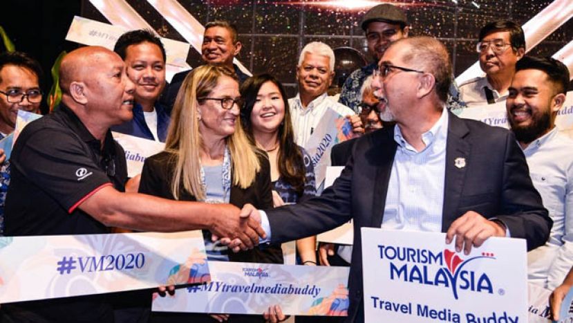 巴迪亚（右）推介2020大马旅游年。