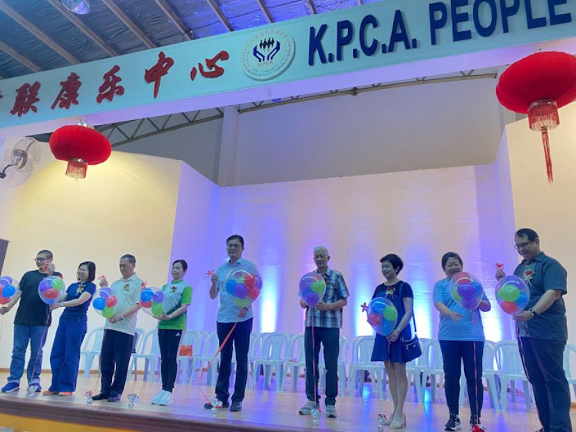 众嘉宾一起為菩提幼儿园第42届趣味运动会暨欢庆儿童节活动主持开幕仪式。