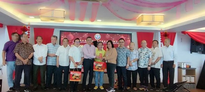在主宾拿督阿玛沈桂贤（左八）及主桌嘉宾的见证下，本报采访主任林莉琳（右六）从晋汉连省i年春华总会长拿督斯里黄良杰的手接过新春红包时影。