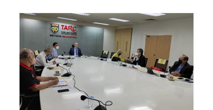 魏家祥（中）周四主持拉曼教育基金会信托局会议。