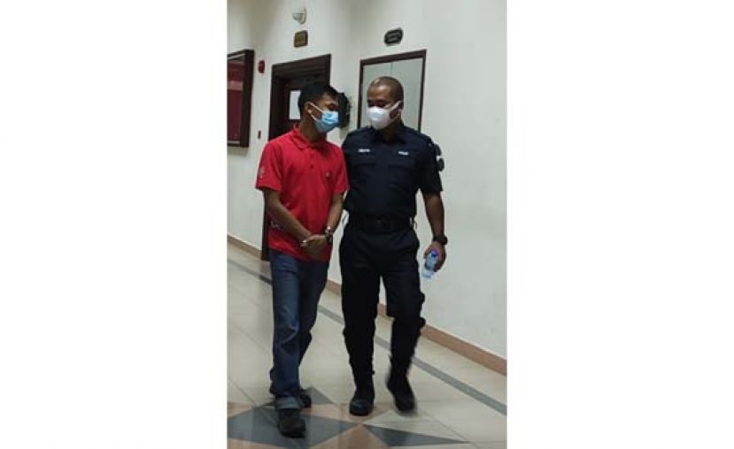 渣男出庭时摄。