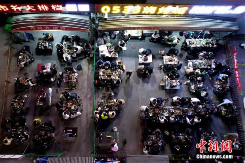 航拍淄博&ldquo;烧烤江湖&rdquo;。