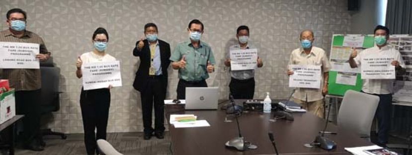 拿督李景胜（中）与诗巫巴士业者在会后合影。