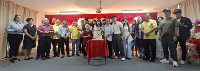 配合校长杨小慧荣休及生日，嘉宾进行切蛋糕仪式。