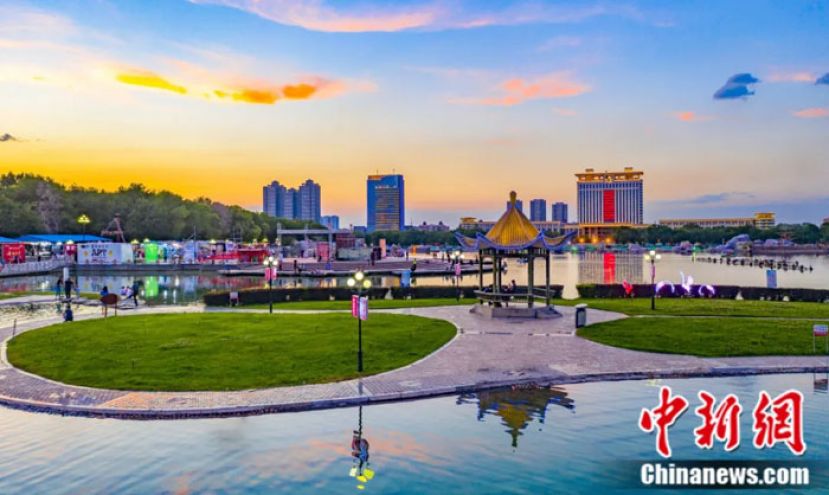 石河子市经过70多年的发展，将风沙肆虐的戈壁荒原变成了树茂水秀的宜居城市，人们都说&ldquo;半城绿树半城楼&rdquo;，这是石河子人民共同创造的绿色奇迹。